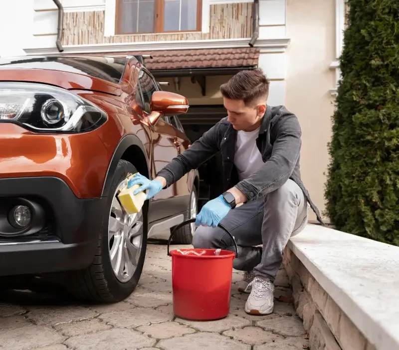 Lavage auto à domicile Val-d'Aigoual : professionnel intervenant sur un véhicule